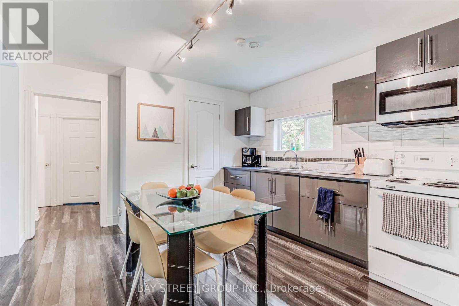Toronto (newtonbrook West), ON M2R2K4,378 DREWRY AVENUE