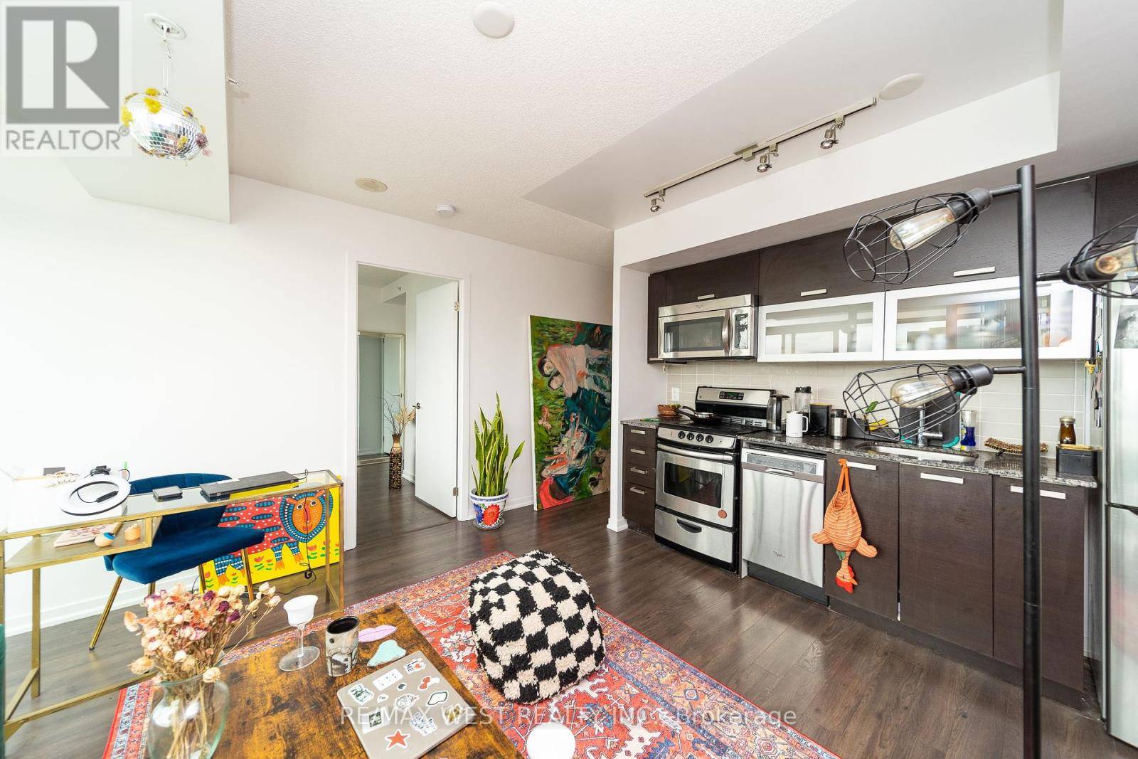 Toronto (little Portugal), ON M6J0A2,68 Abell ST #2101