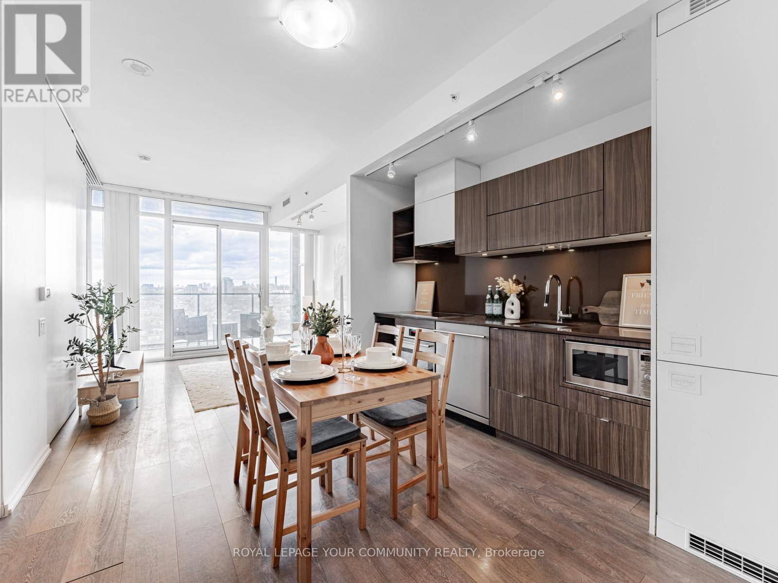 Toronto (waterfront Communities), ON M5V0M2,125 Peter ST #1604