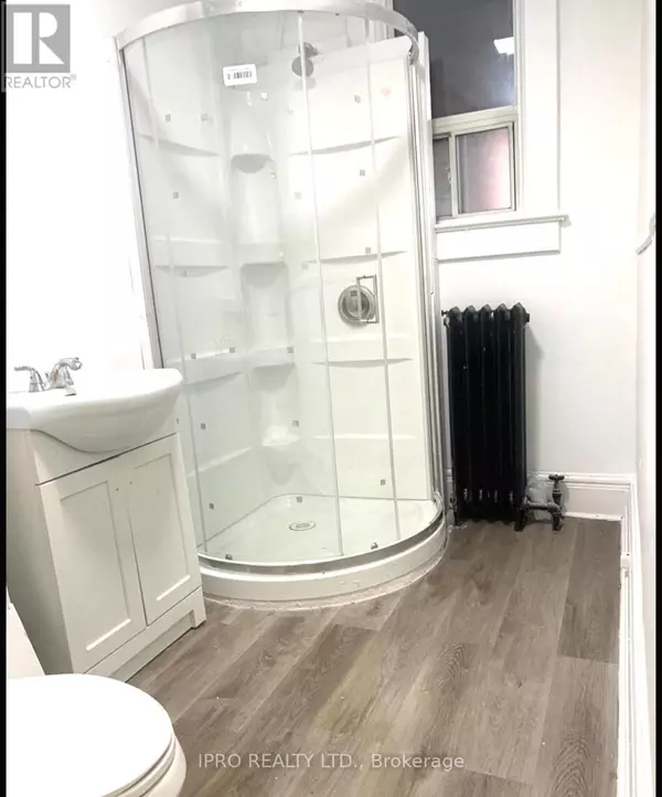 Toronto (palmerston-little Italy), ON M6G2P5,526 Palmerston BLVD #2