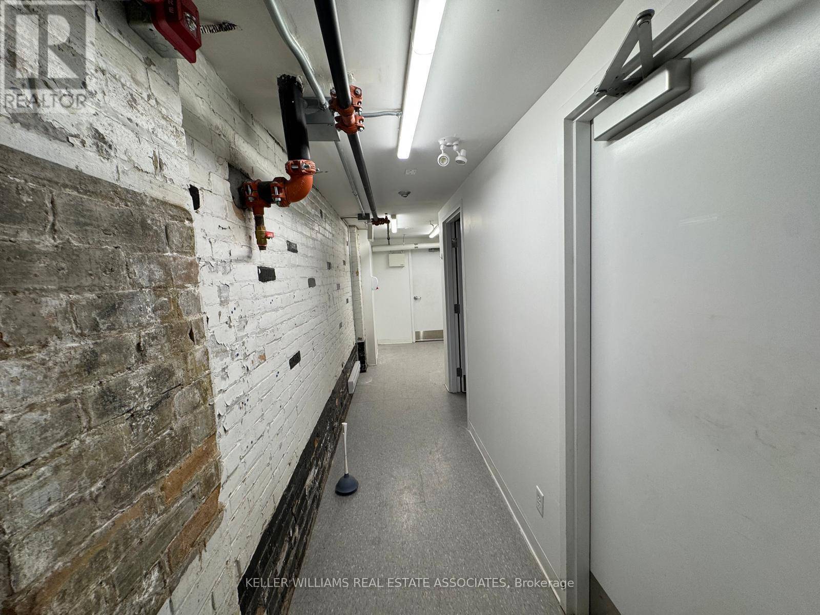 Toronto (trinity-bellwoods), ON M6J1J5,1180 QUEEN STREET W