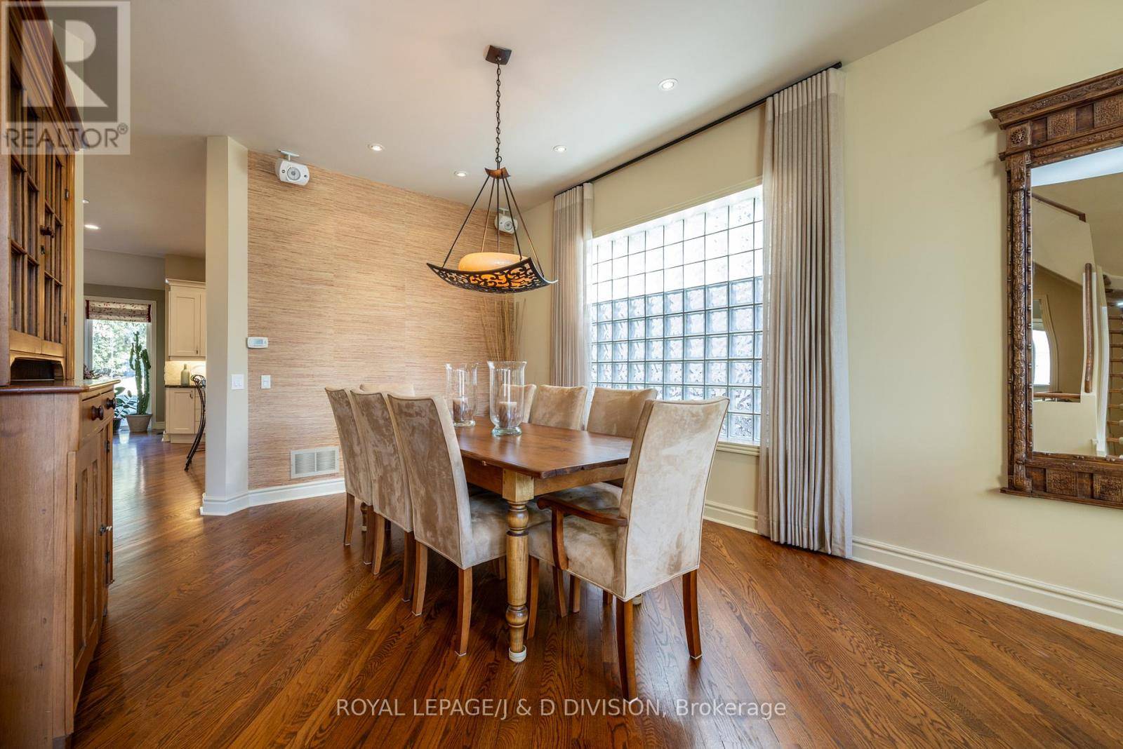 Toronto (st. Andrew-windfields), ON M2P1B9,42 MUNRO BOULEVARD