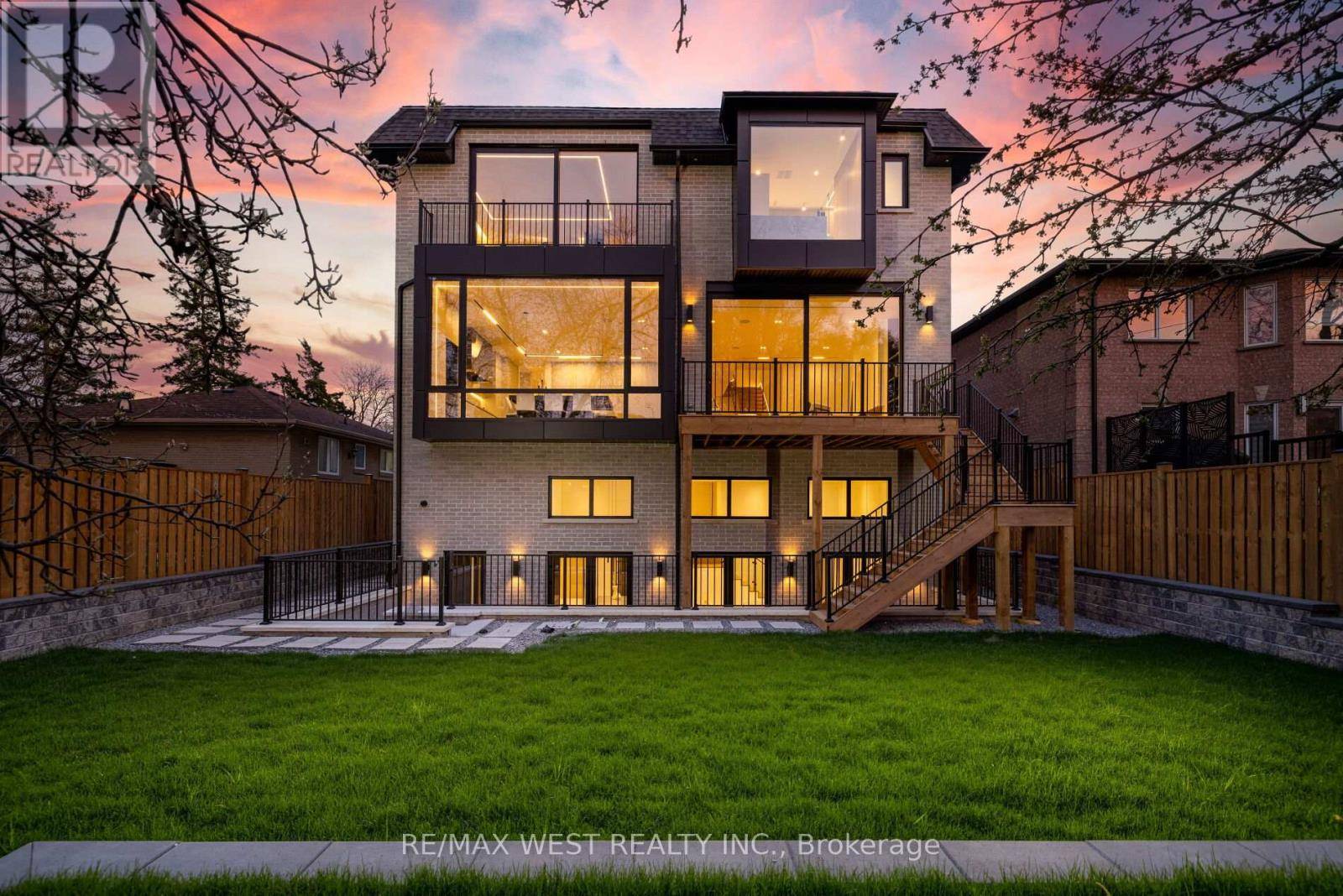 Toronto (newtonbrook West), ON M2R2M5,310 PATRICIA AVENUE