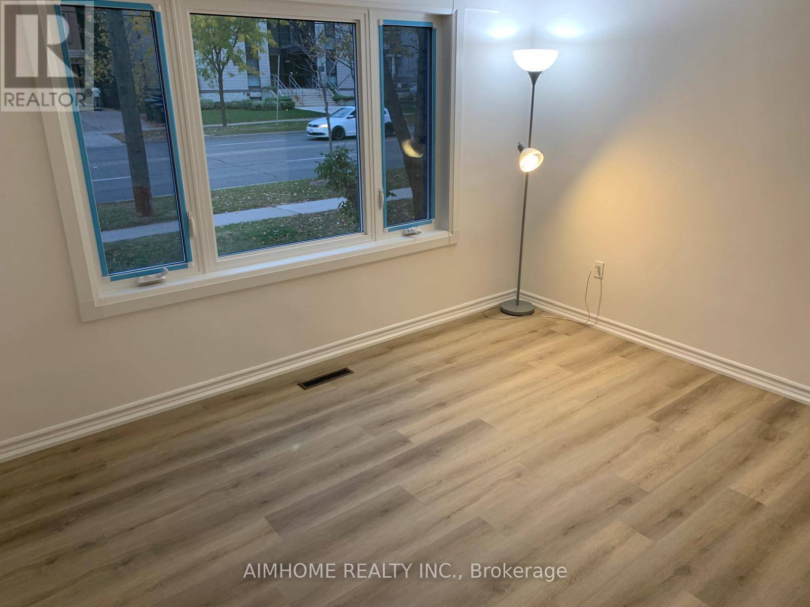 Toronto (newtonbrook East), ON M2N4R9,222 Finch AVE East #Main