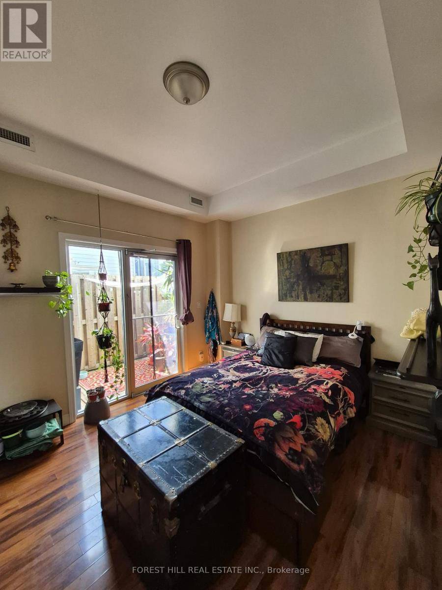 Toronto (niagara), ON M6J1G1,781 QUEEN STREET W