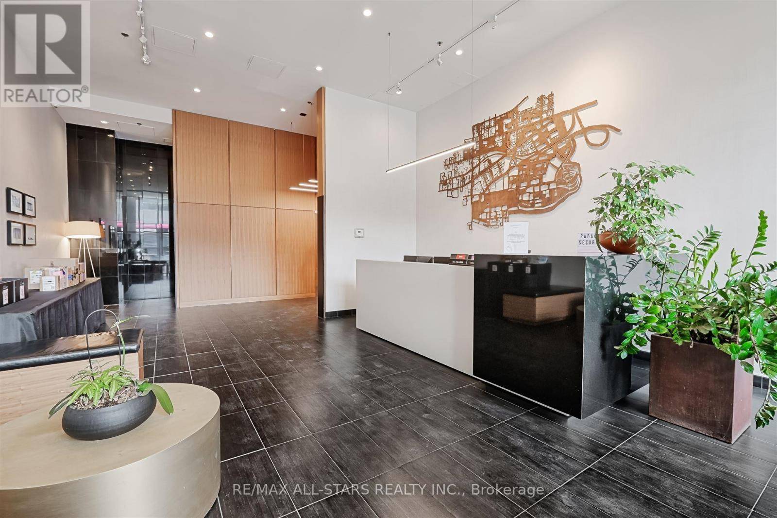 Toronto (moss Park), ON M5A1M1,510 King ST East #608