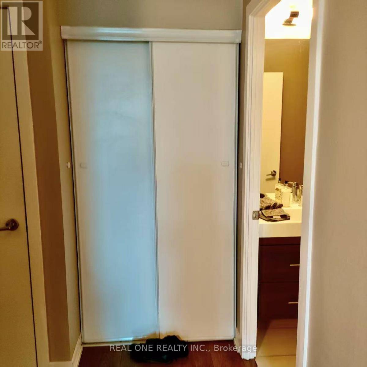 Toronto (henry Farm), ON M2J0B7,66 Forest Manor RD #213