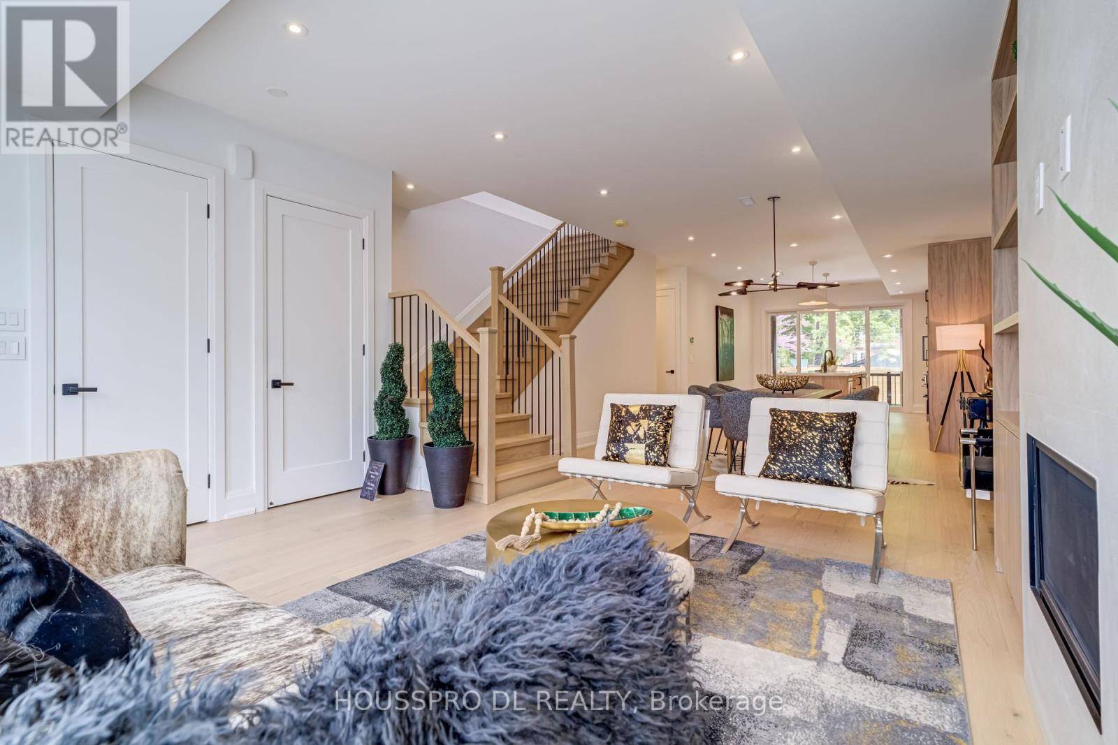 Toronto (mount Pleasant East), ON M4S1V3,718 HILLSDALE AVENUE E