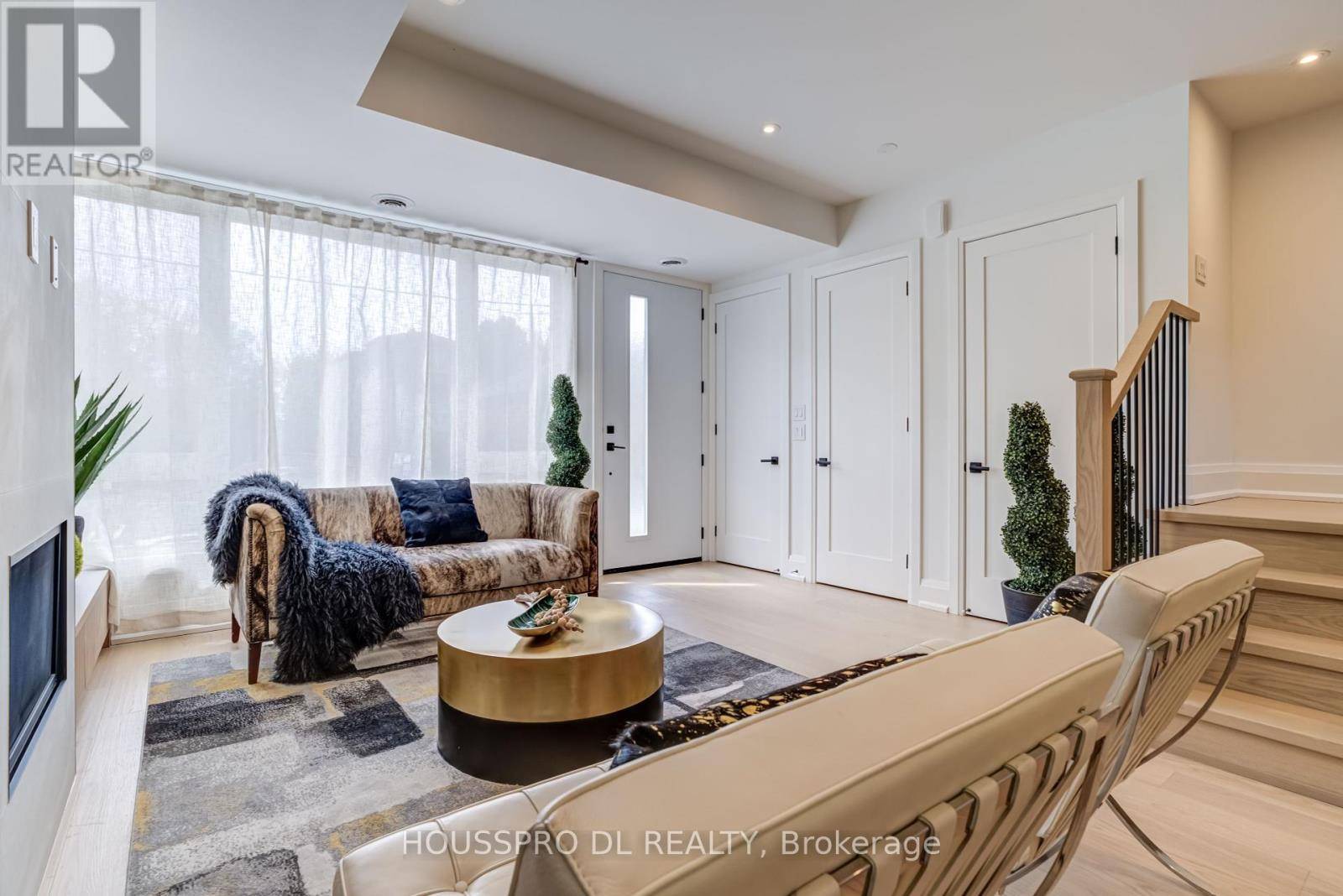 Toronto (mount Pleasant East), ON M4S1V3,718 HILLSDALE AVENUE E