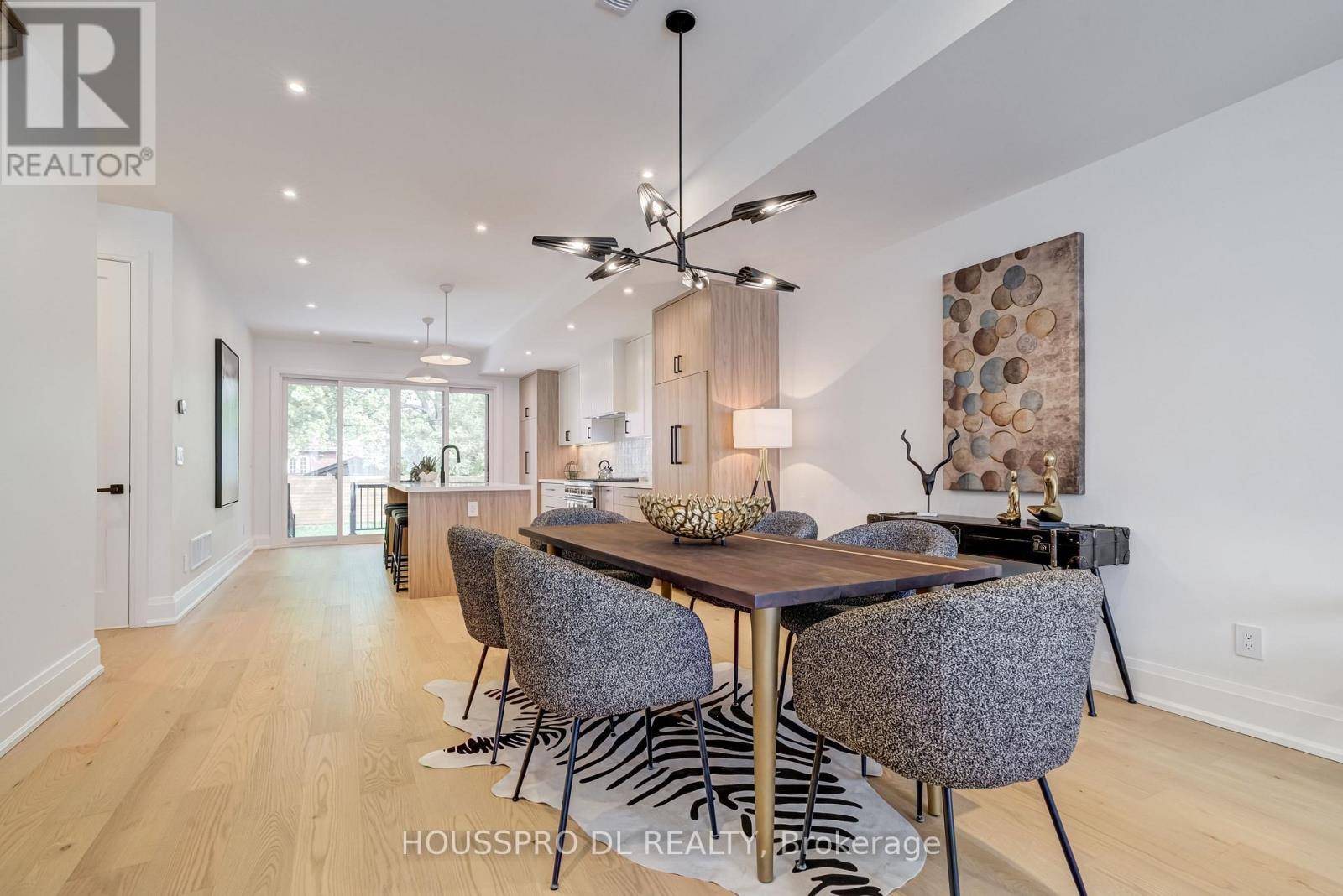 Toronto (mount Pleasant East), ON M4S1V3,718 HILLSDALE AVENUE E