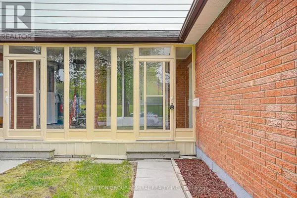 Toronto (don Valley Village), ON M2J2W9,157 ANGUS DRIVE