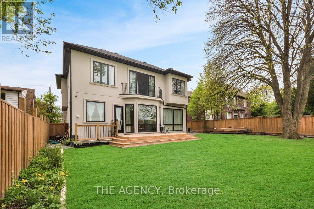 Toronto (newtonbrook West), ON M2R2E2,32 DEVONDALE AVENUE