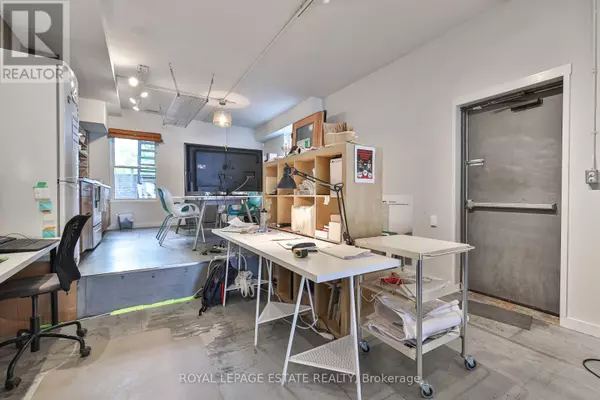 Toronto (annex), ON M5R3G9,1088 BATHURST STREET