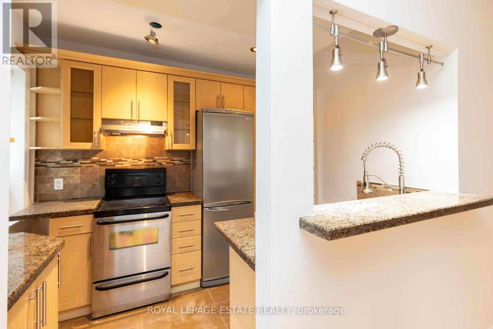 Toronto (annex), ON M5R3G5,922 Bathurst ST #8