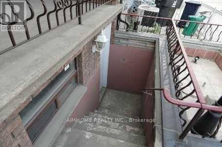 Toronto (palmerston-little Italy), ON M5S2P9,598 BATHURST STREET