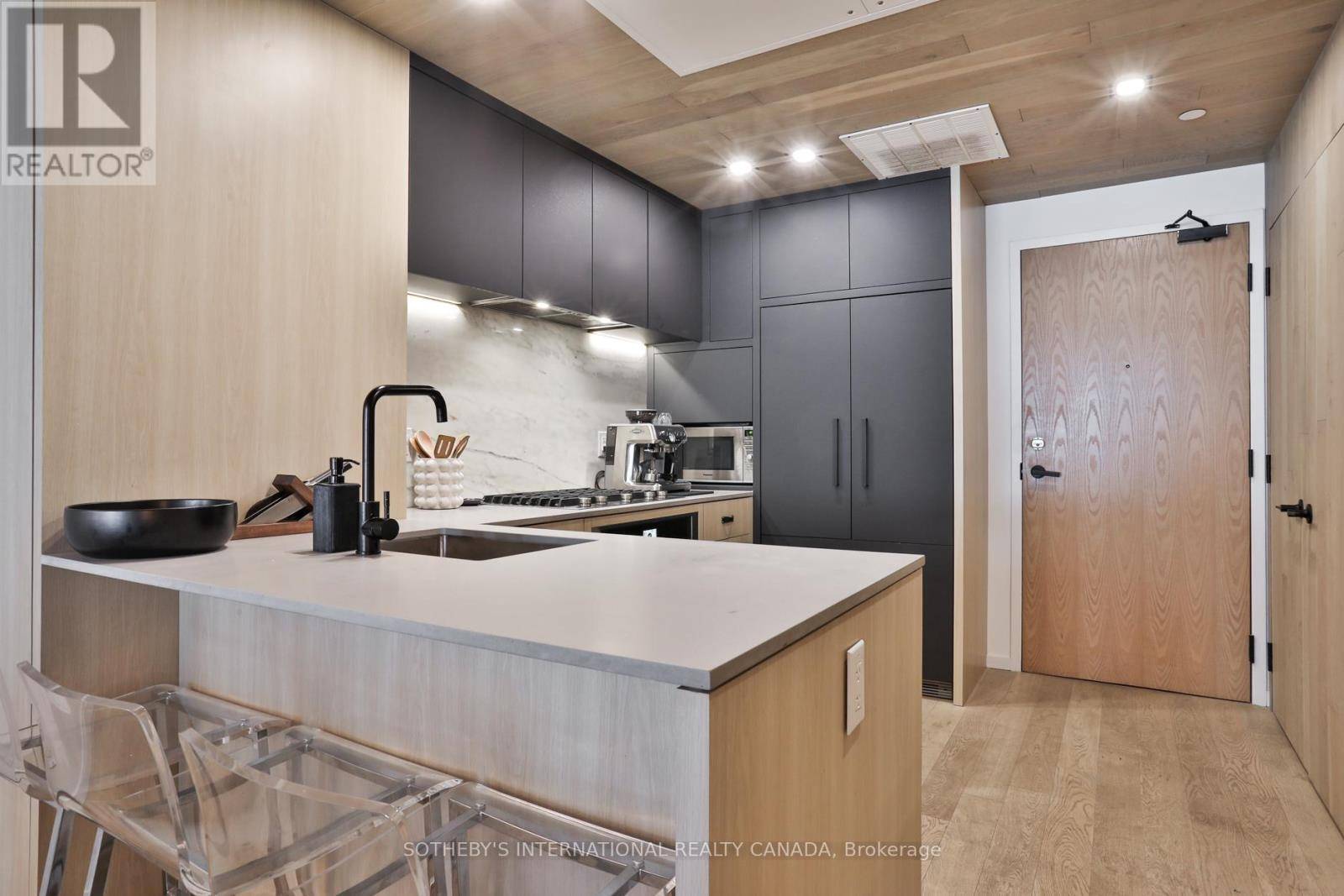 Toronto (trinity-bellwoods), ON M6J3C2,45 Dovercourt RD #302