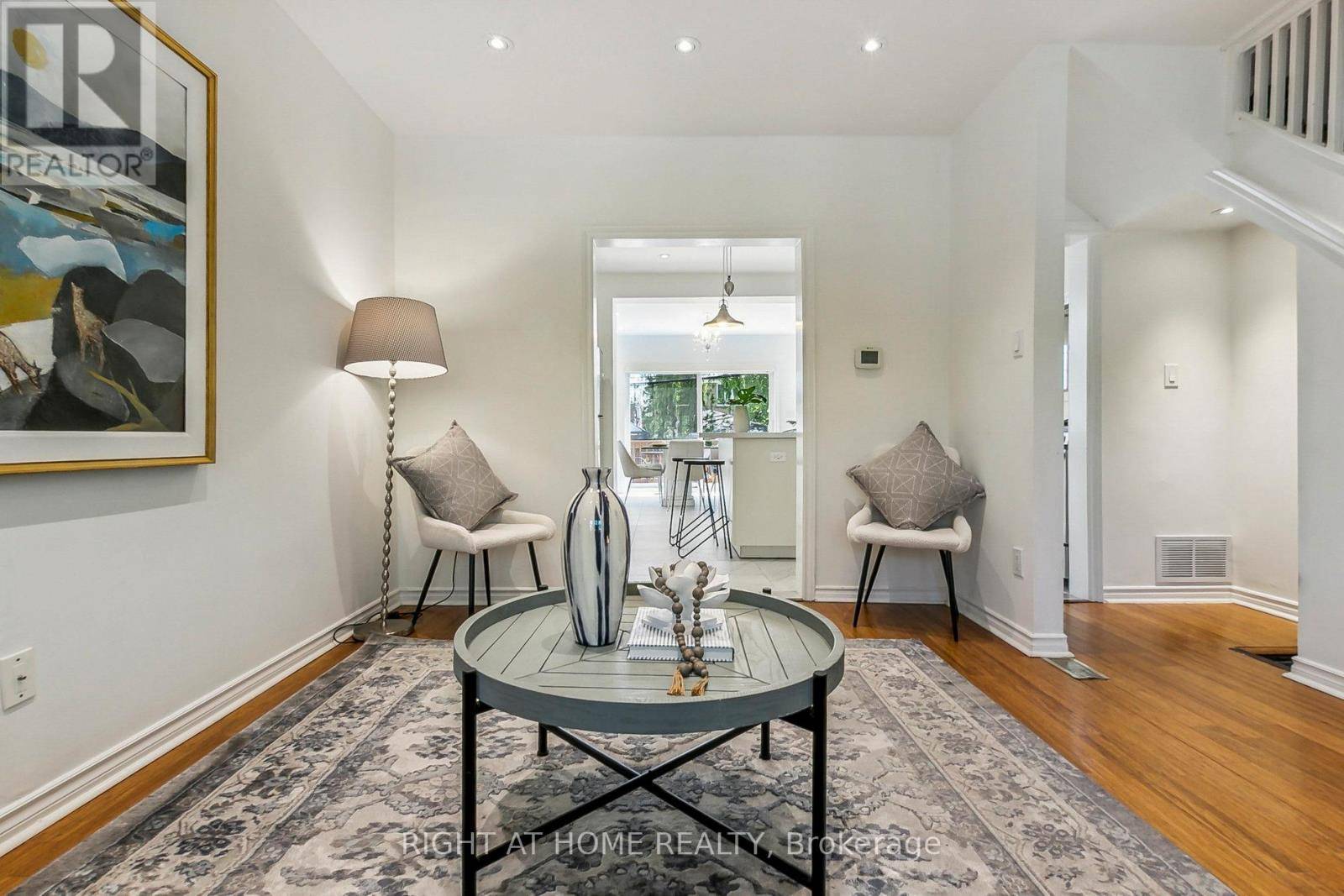 Toronto (humewood-cedarvale), ON M6C3L8,199 WINNETT AVENUE