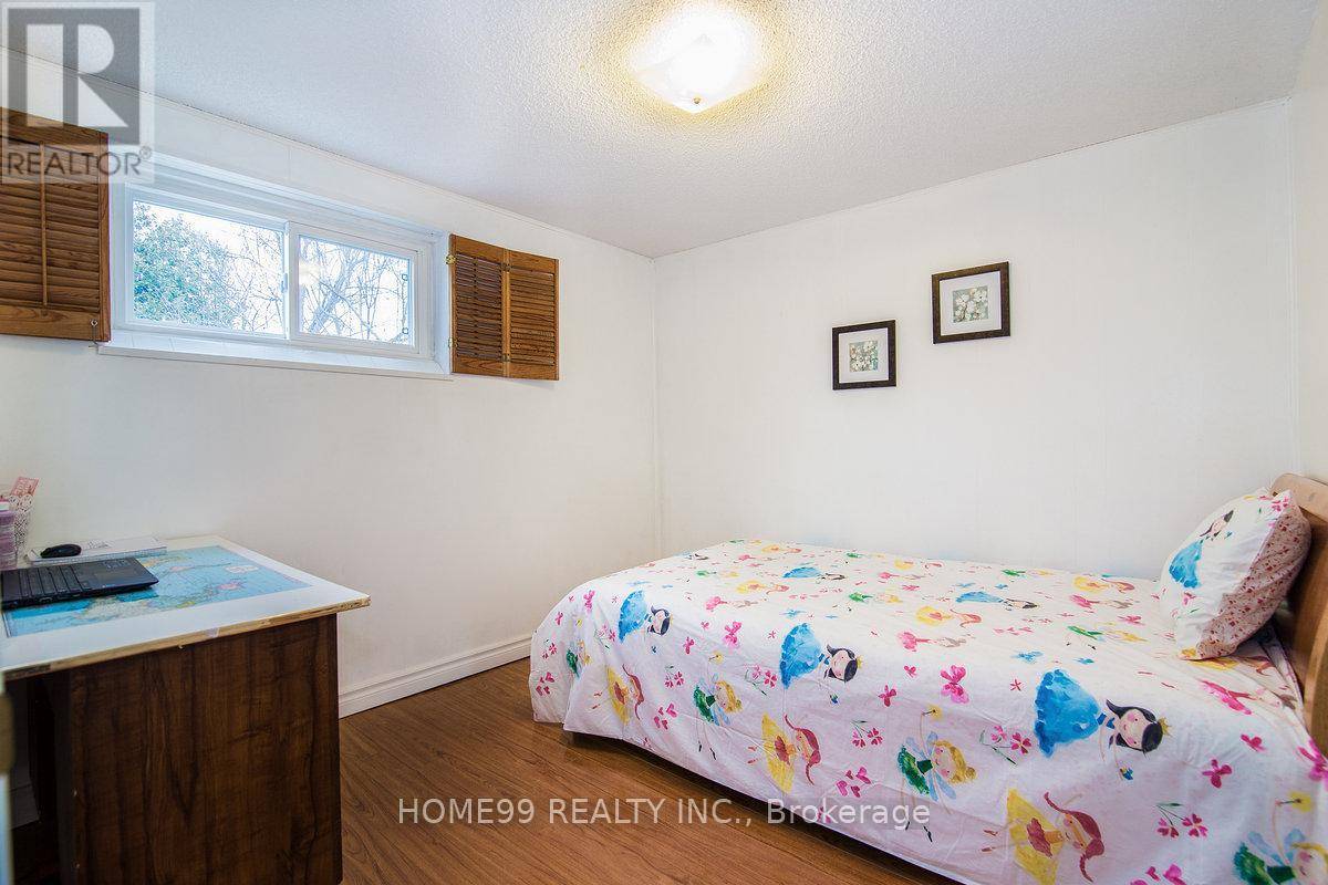 Toronto (bayview Woods-steeles), ON M2H1A9,137 Pineway BLVD #Lower