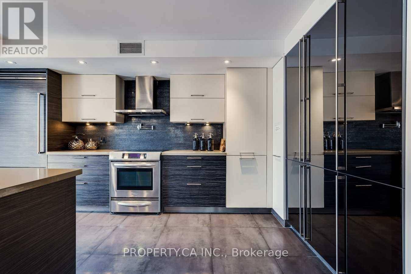 Toronto (casa Loma), ON M5P1N3,349 St Clair AVE West #403