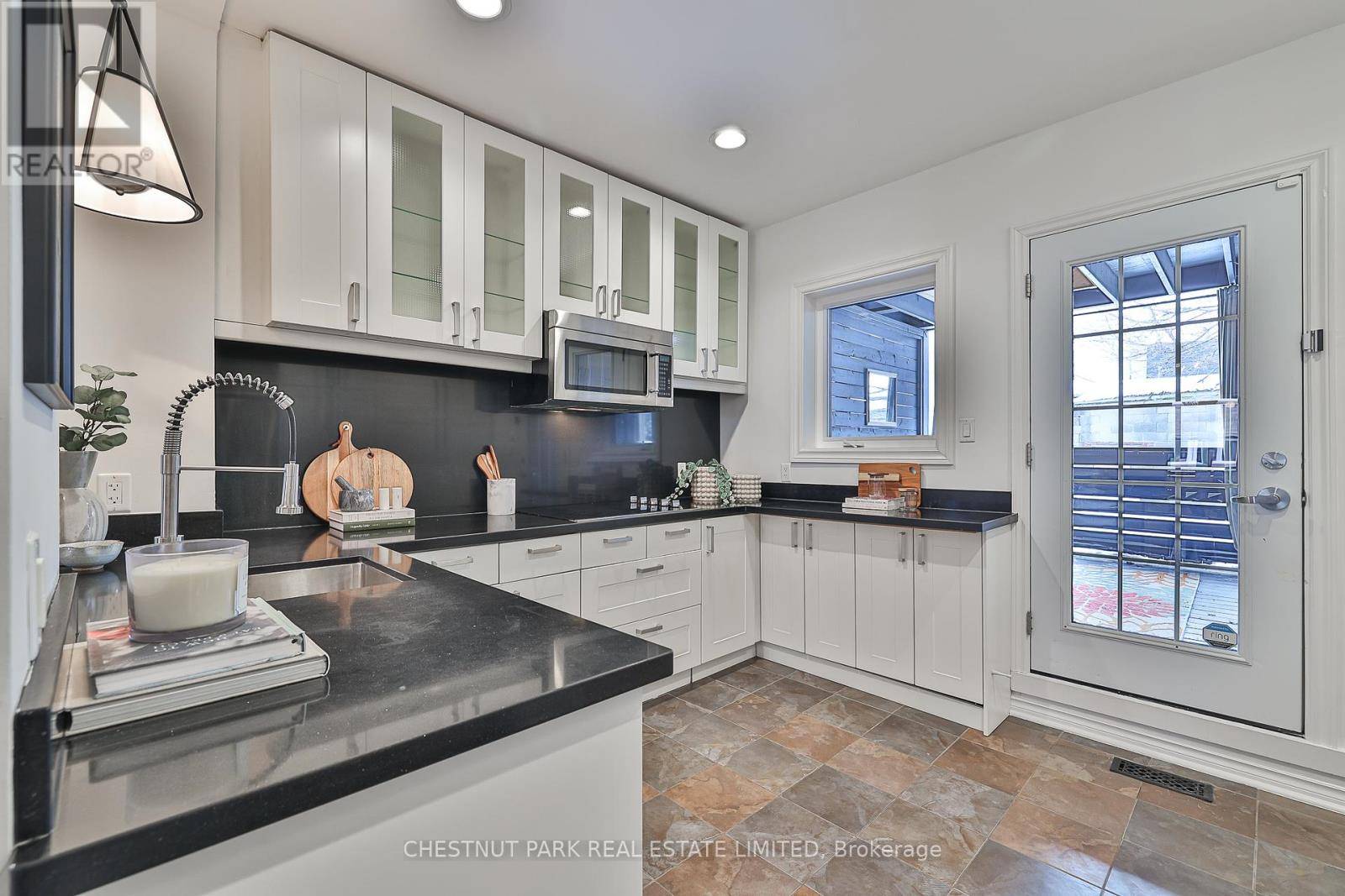 150 CHRISTIE STREET, Toronto (annex), ON M6G3B4