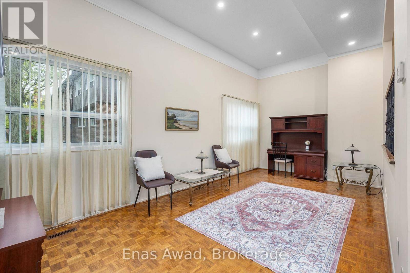 Toronto (westminster-branson), ON M2R3L8,74 BLACK HAWK WAY