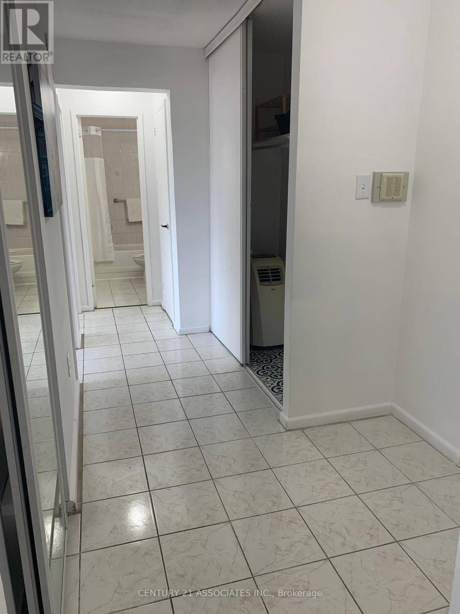 Toronto (flemingdon Park), ON M3C2Z1,100 Leeward Glenway #402