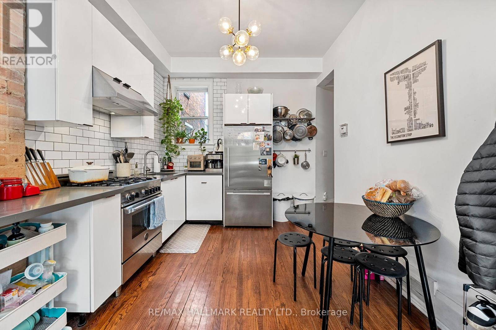 Toronto (trinity-bellwoods), ON M6J3A1,261 OSSINGTON AVENUE