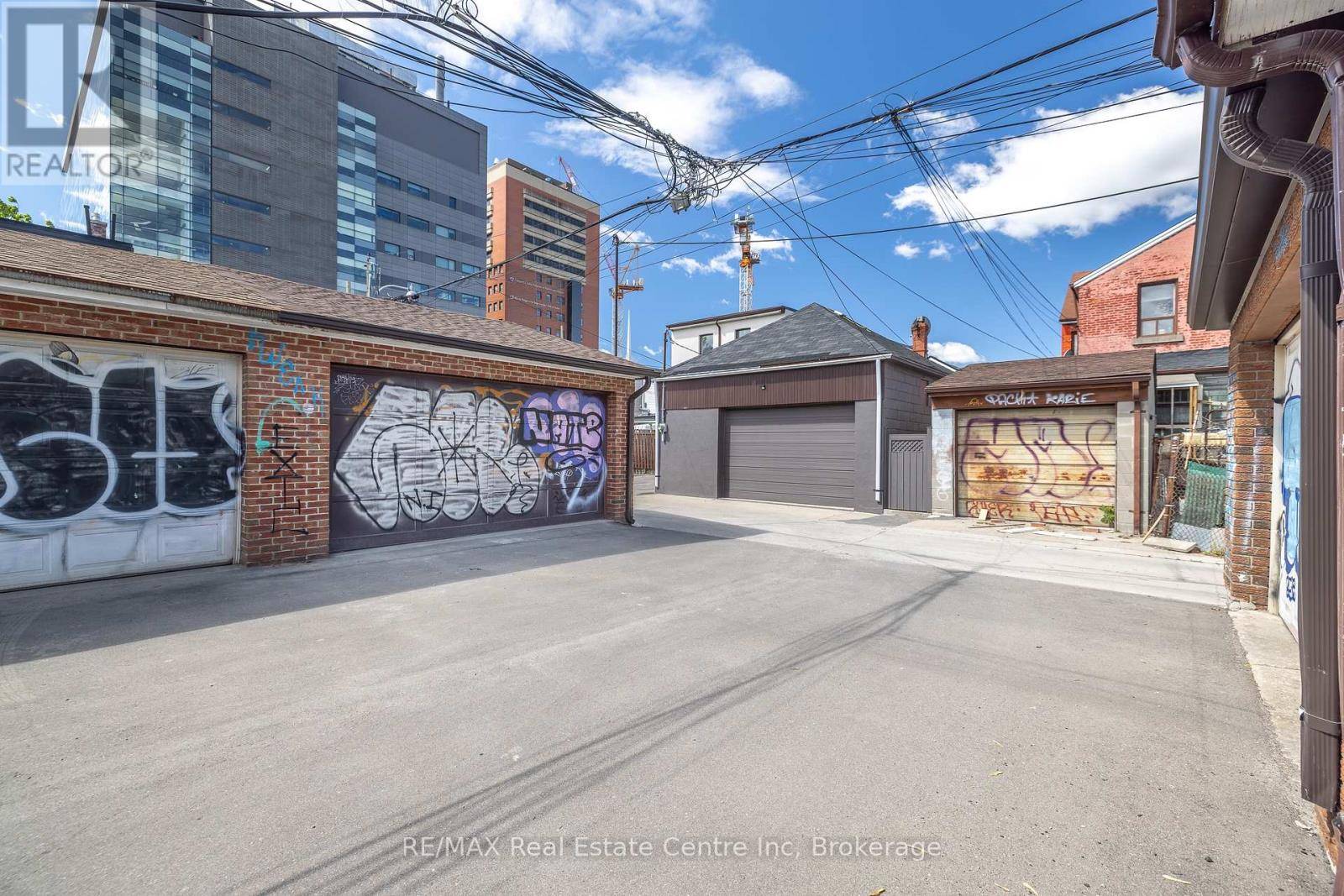 Toronto (kensington-chinatown), ON M5T1M7,122 NASSAU STREET