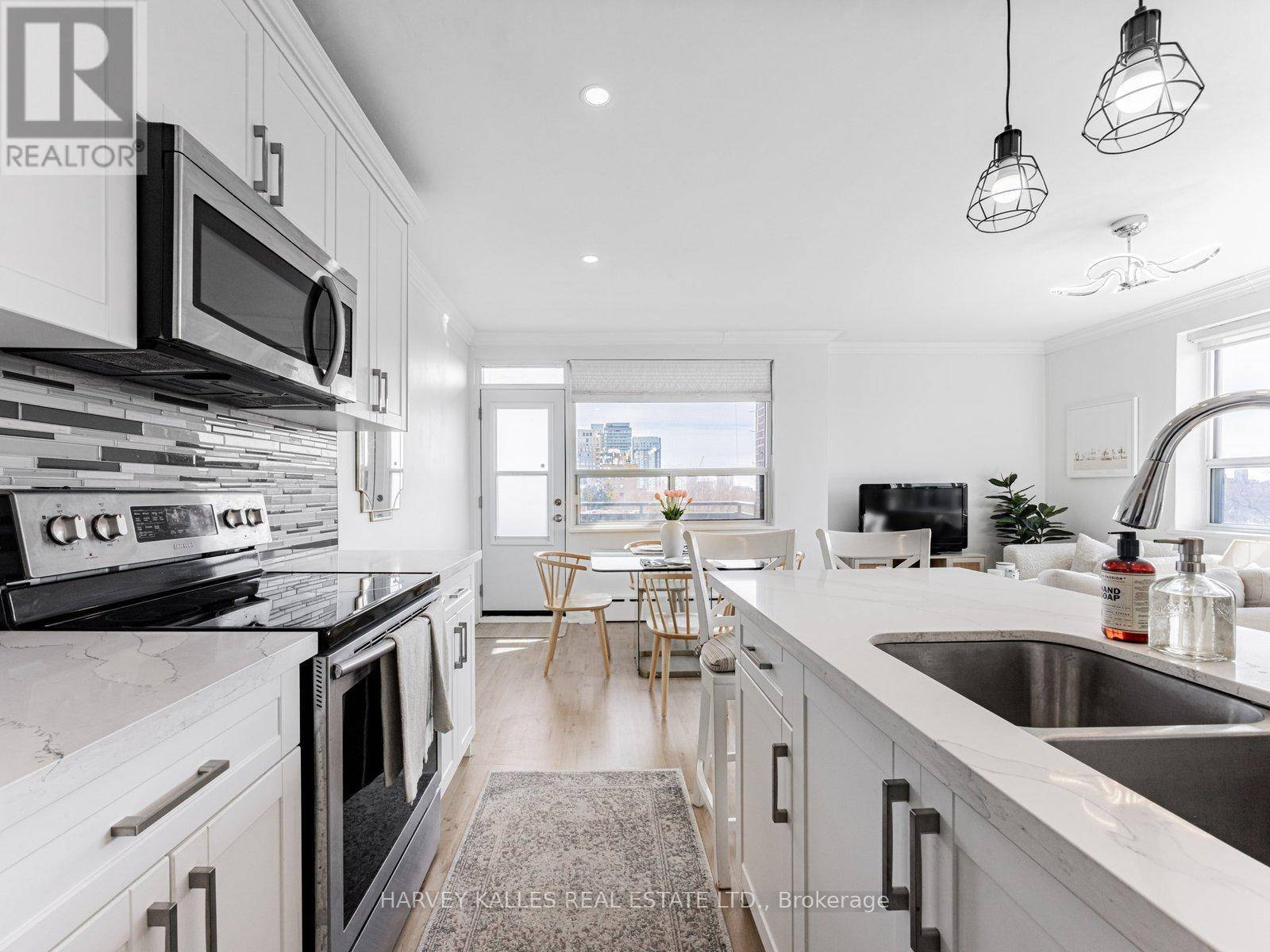 Toronto (casa Loma), ON M4V2R6,78 Warren RD #701