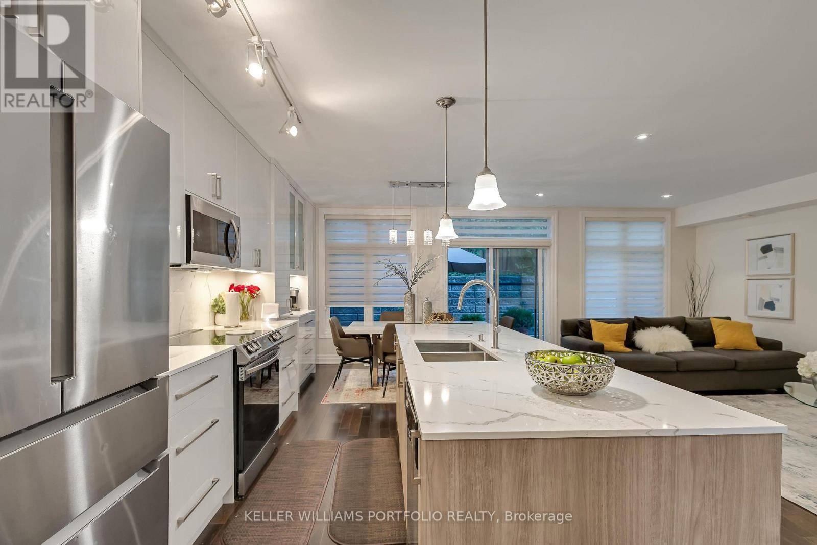 Toronto (mount Pleasant East), ON M4P1S3,365A ROEHAMPTON AVENUE