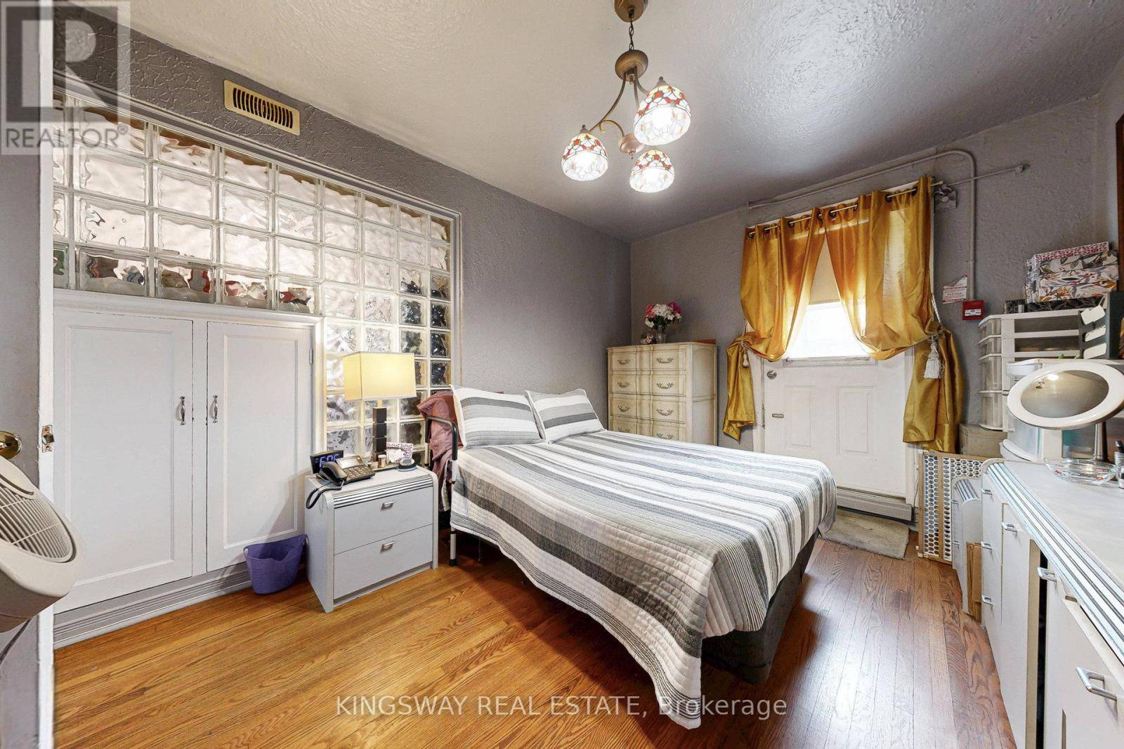 Toronto (moss Park), ON M5A1Z7,237 DUNDAS STREET E