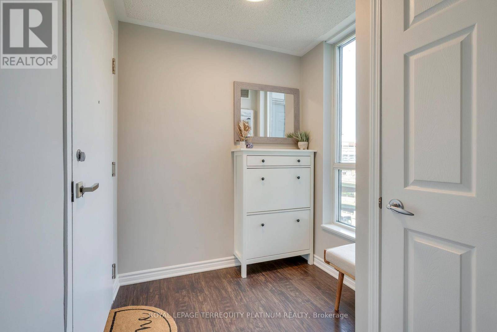 Toronto (waterfront Communities), ON M5J2X1,228 Queens Quay West #702