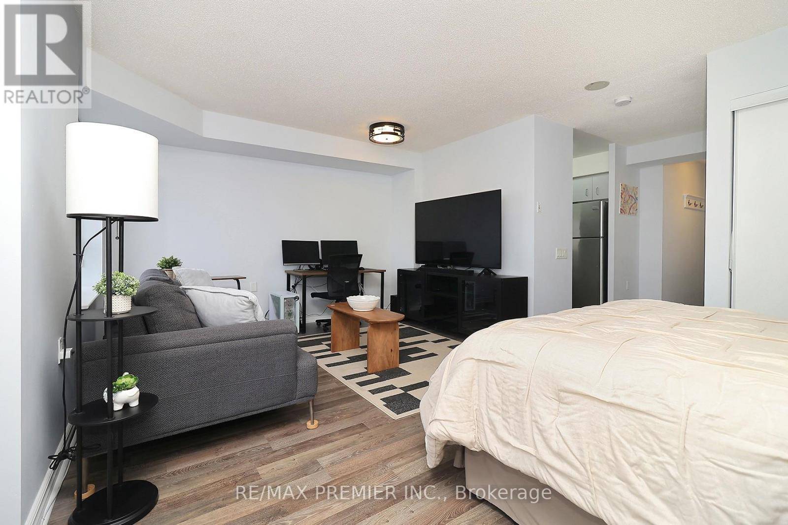 Toronto (englemount-lawrence), ON M6A3E8,650 Lawrence AVE #721
