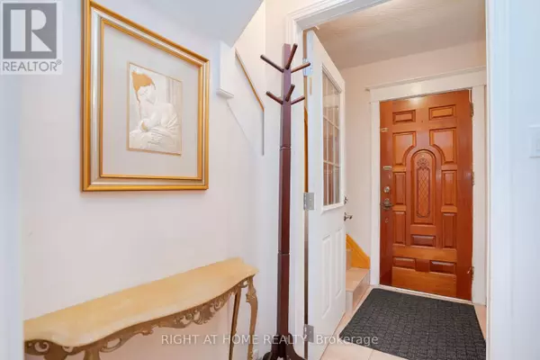 Toronto (oakwood Village), ON M6E3J7,610 LAUDER AVENUE