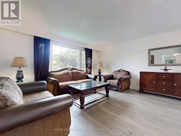 Toronto (bayview Woods-steeles), ON M2M2Y9,4 ROCKLAND DRIVE