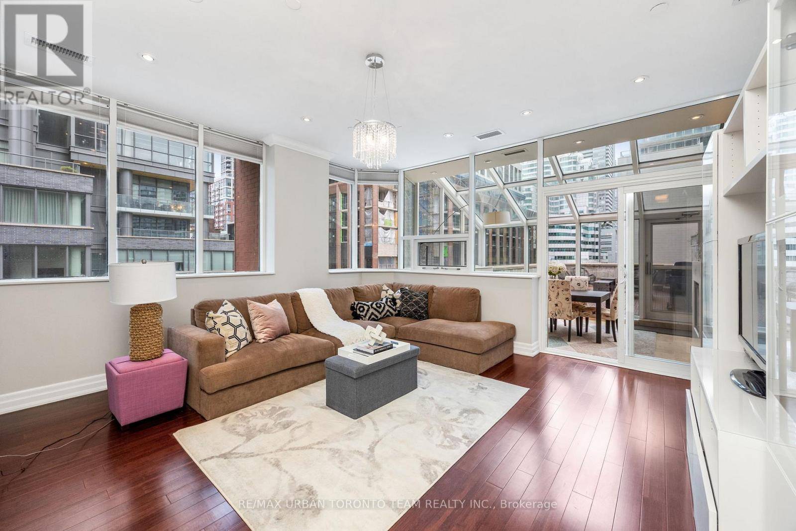 Toronto (waterfront Communities), ON M5V3G8,393 King ST West #401
