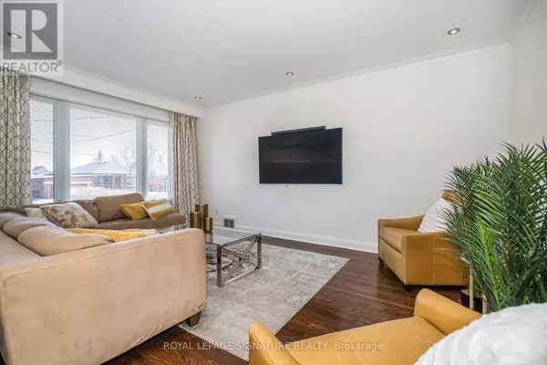 Toronto (englemount-lawrence), ON M6A1R7,136 REGINA AVENUE