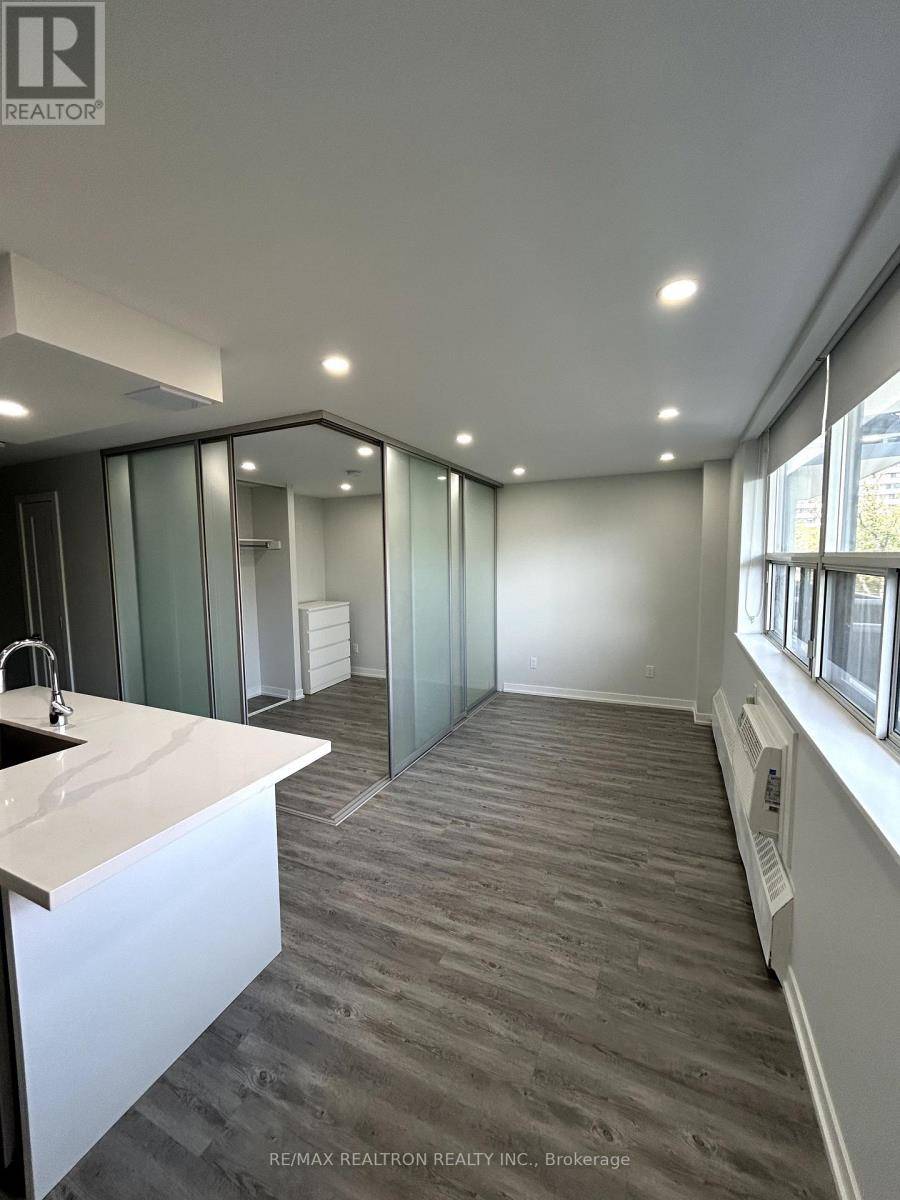 15 Walmer RD #404, Toronto (annex), ON M5R2X1
