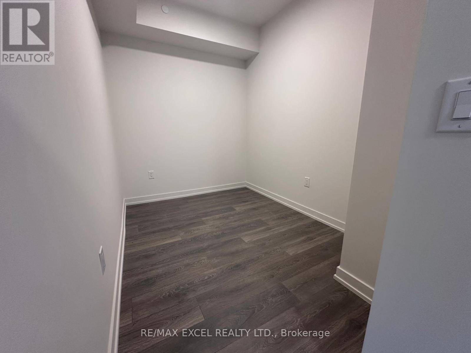 Toronto (dufferin Grove), ON M6R2B2,181 Sterling RD #603