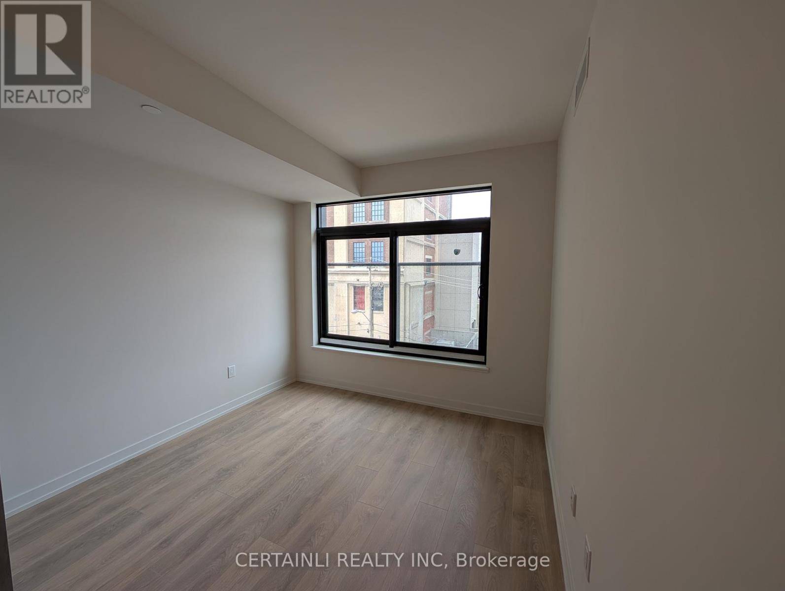 Toronto (dufferin Grove), ON M6R2B2,181 Sterling ST #307