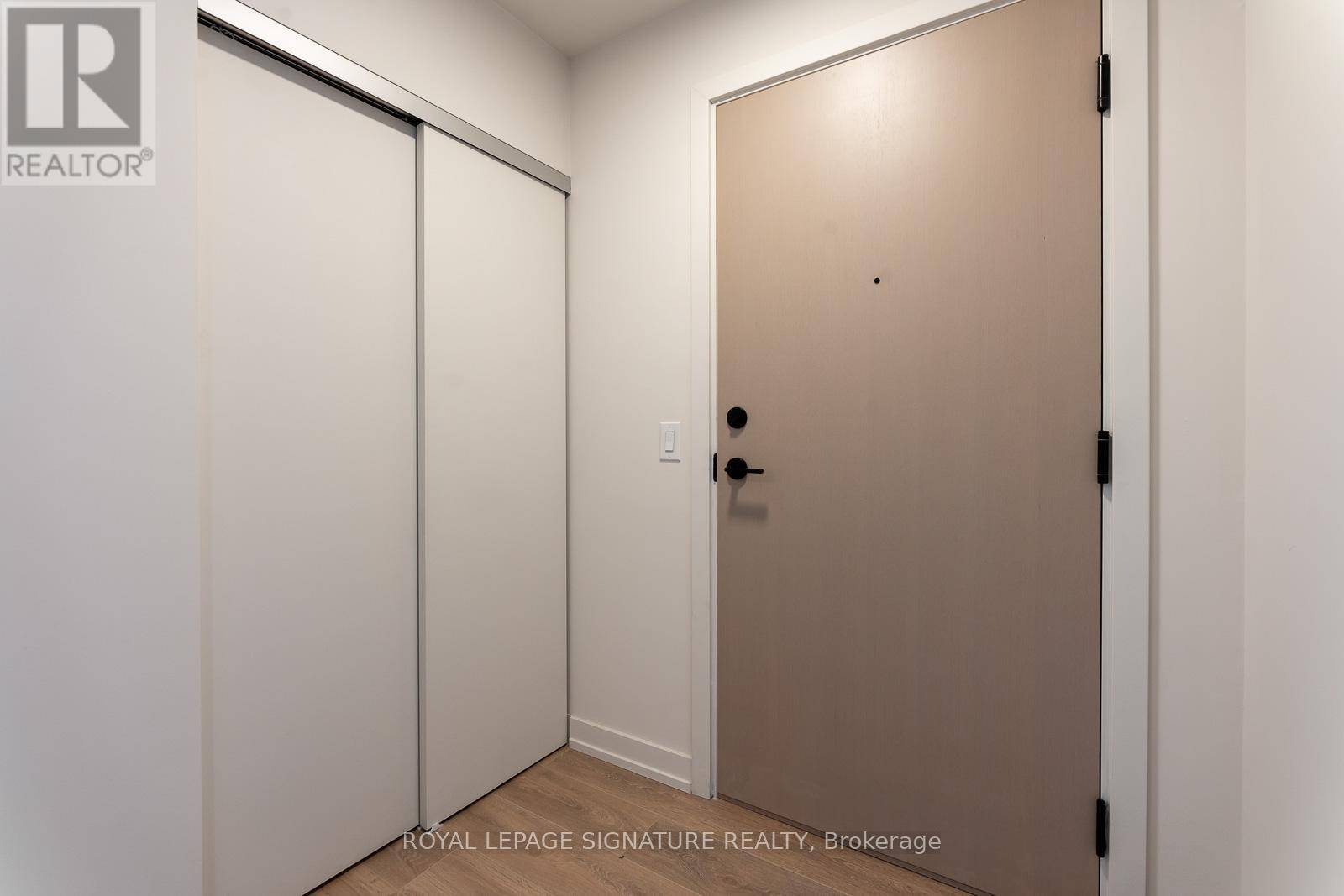 Toronto (dufferin Grove), ON M6R2B2,181 Sterling RD #405