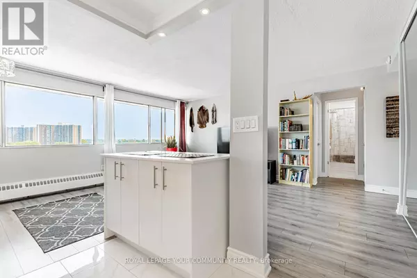 10 Sunny Glenway #912, Toronto (flemingdon Park), ON M3C2Z3