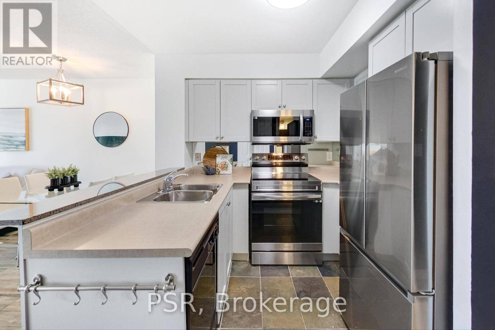 Toronto (moss Park), ON M5A1K5,230 King ST East #1023