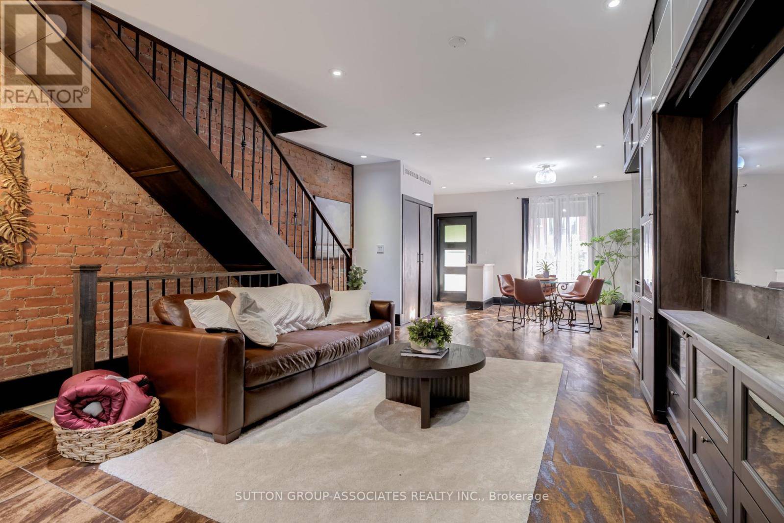 Toronto (annex), ON M6G2W3,683 MANNING AVENUE