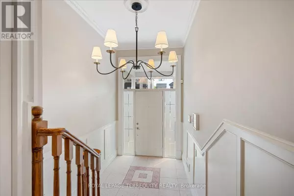 Toronto (oakwood Village), ON M6C3M1,384 WINNETT AVENUE