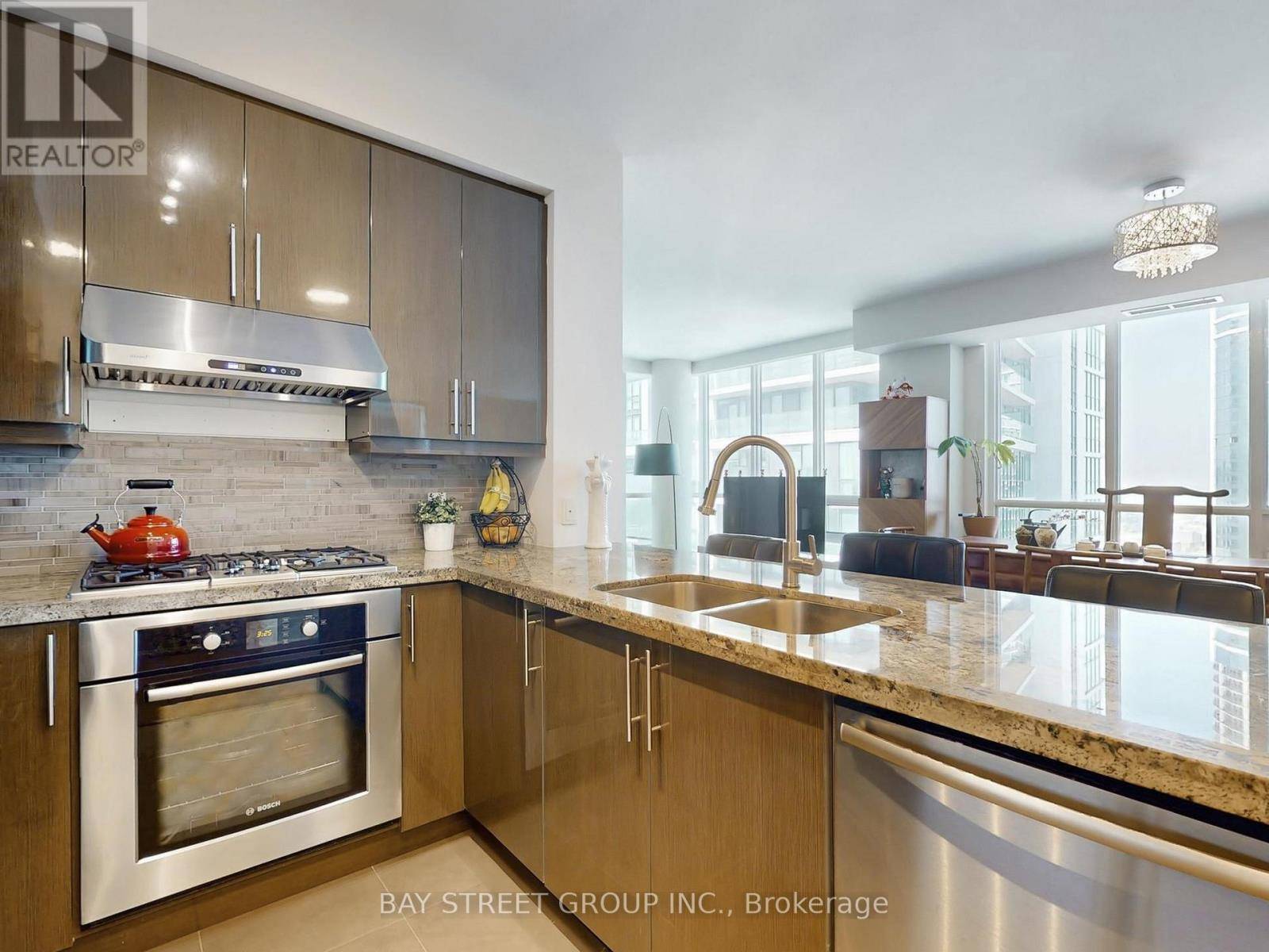 Toronto (waterfront Communities), ON M5J2Z3,33 BAY ST #4803