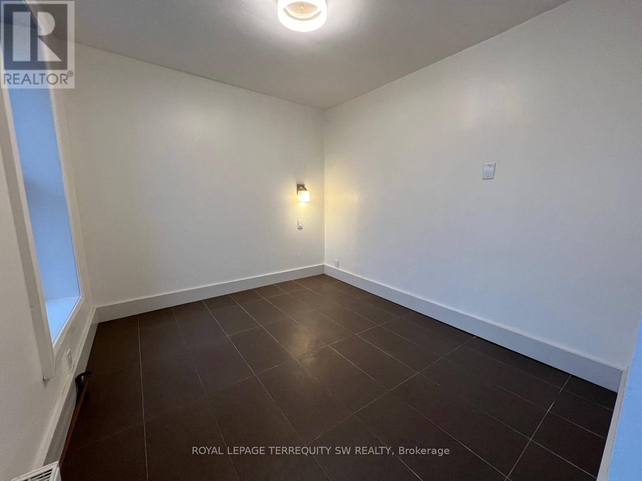 Toronto (moss Park), ON M5A1S2,213 Queen ST East #6