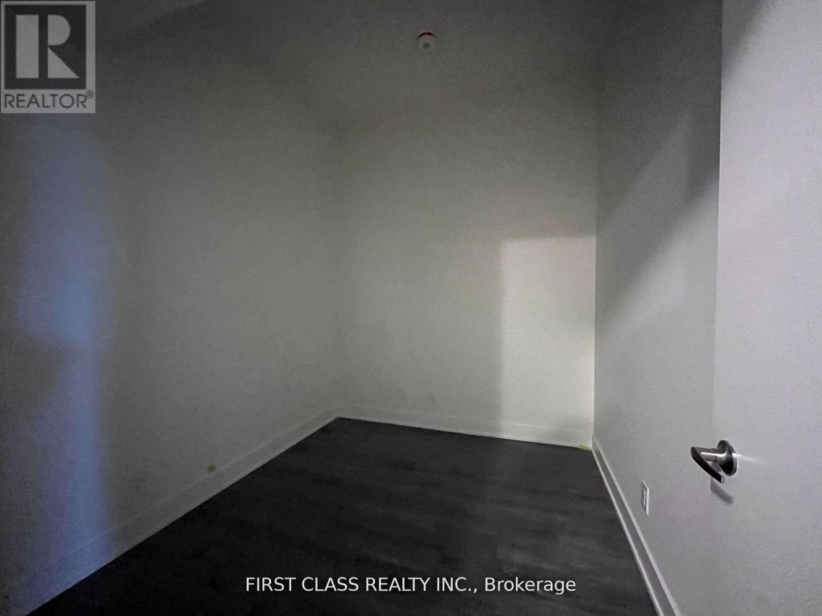 Toronto (don Valley Village), ON M2J4T1,188 Fairview Mall DR #503