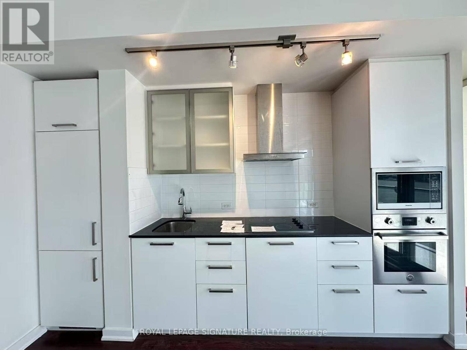 Toronto (waterfront Communities), ON M5J2Z2,14 York ST #2401