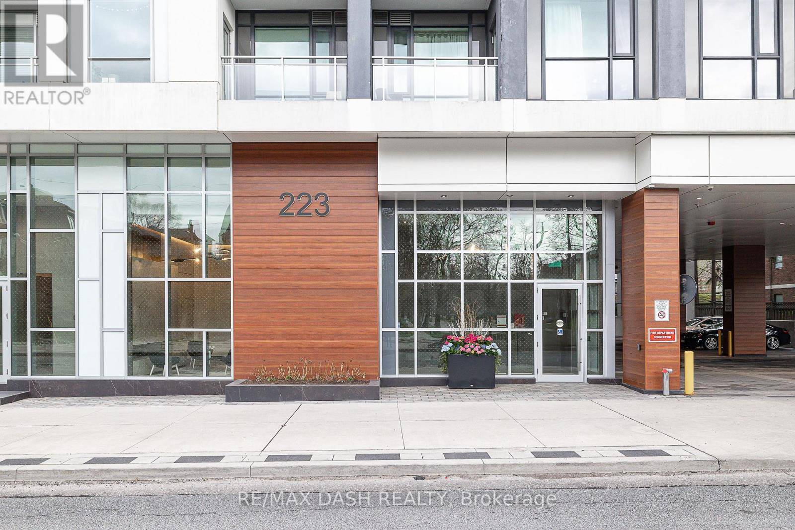Toronto (casa Loma), ON M4V1R3,223 St. Clair AVE West #215